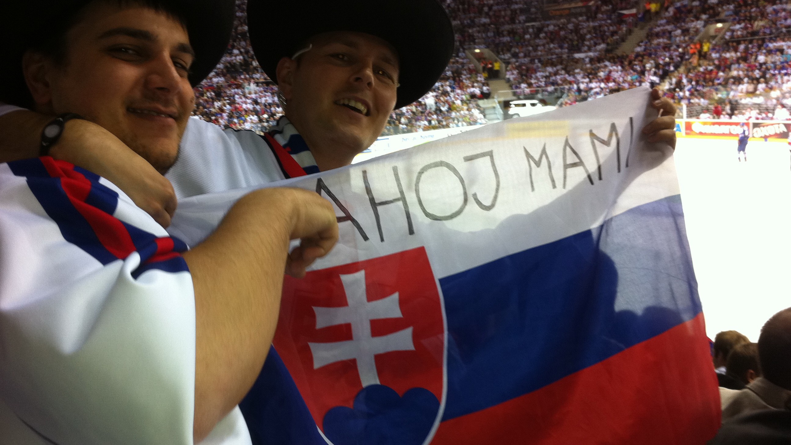 Daro Haraksin si vychutnáva hokejovú atmosféru v majstrovskej hokejovej aréne